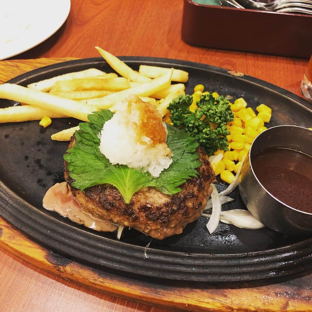 千秋さんのインスタグラム写真 - (千秋Instagram)「家族でファミレス🍴 なんかわたしロイホでこれしか食べてない気もする。和風ハンバーグセット。デジャヴのように。 #ファミレス #ロイヤルホスト #ロイホ #ハンバーグ #和風ハンバーグ #ドリンクバー 必須 #娘も全く同じもの注文 #メニュー色々悩んで末注文するのはいつもこれ #ファミレス大好き #なんでもあるから #チェーン店好き #ファミレス好き」5月19日 18時33分 - chiaki77777