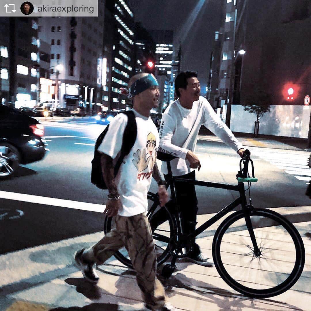 山本”KID”徳郁のインスタグラム：「昨日は久々 @akiraexploring とお散歩したさ✌️sunshine juice飲んで薬膳鍋食って。 色んな話して。楽しかったぜ。」