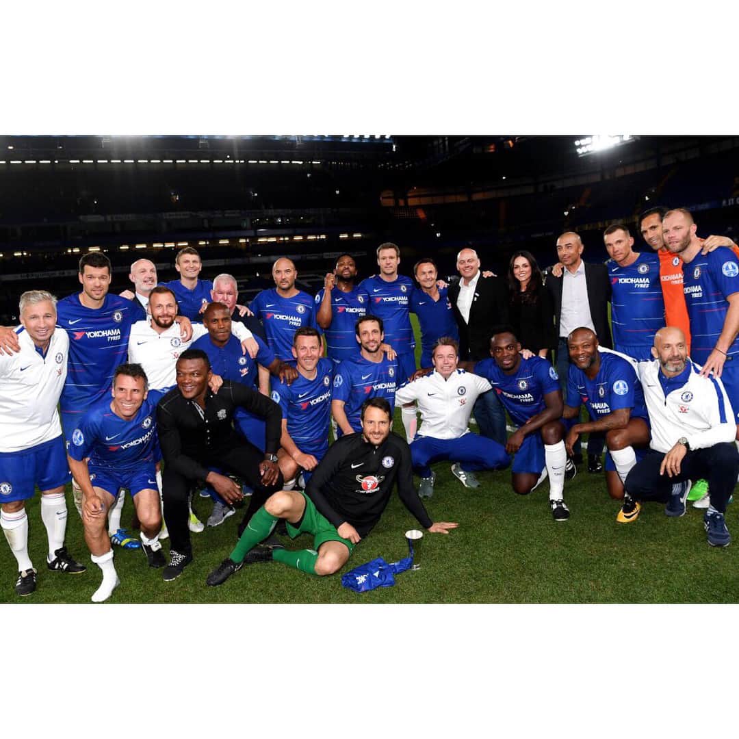 エンリケ・イラーリオのインスタグラム：「#happiness It was such a big pleasure to put on the chelsea shirt and play another match at the Bridge, always special and yesterday even more emotional as I loved working with Ray Wilkins, he was a wonderful man who will be missed by all of us in the Chelsea family, I will keep his bright smile in my memories forever.  I know I am no legend, getting this opportunity to play for Chelsea Legends, with former friends @iam_ess  @michaelballackofficial  @andriyshevchenko @julianobelletti as well as huge players from the club history was unbelievable.  Thank you @chelseafc for this beautiful opportunity, it’s been an honour, and thank you for the near 30000 true blues who were at the Bridge helping the Chelsea foundation to raise money for great causes.  KTBFFH」