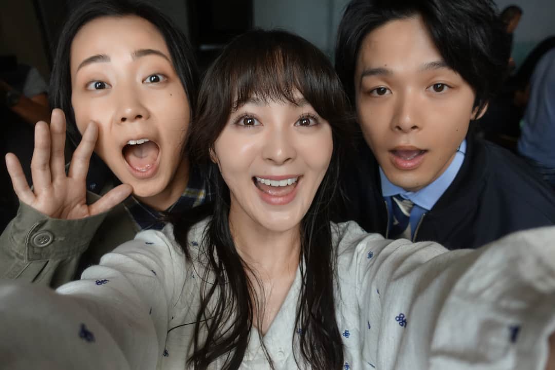 貫地谷しほりさんのインスタグラム写真 - (貫地谷しほりInstagram)「ミスシャーロック 4話が配信されてますね！ 私も既に全話観ているのに追って観てます（＾ω＾） なんだったらどこでも（笑） Huluのアプリをダウンロードすれば携帯でも見れちゃうのです！ 写真は木南ちゃんと、ともちゃんと♪ 同年代の仲間たちとの撮影はとっても楽しいものです。 役柄を離れればこんなに仲良し☆ 是非観てください！ #hulu #hbo #ミスシャーロック #misssherlock #木南晴夏 #中村倫也」5月19日 21時22分 - shihori_kanjiya