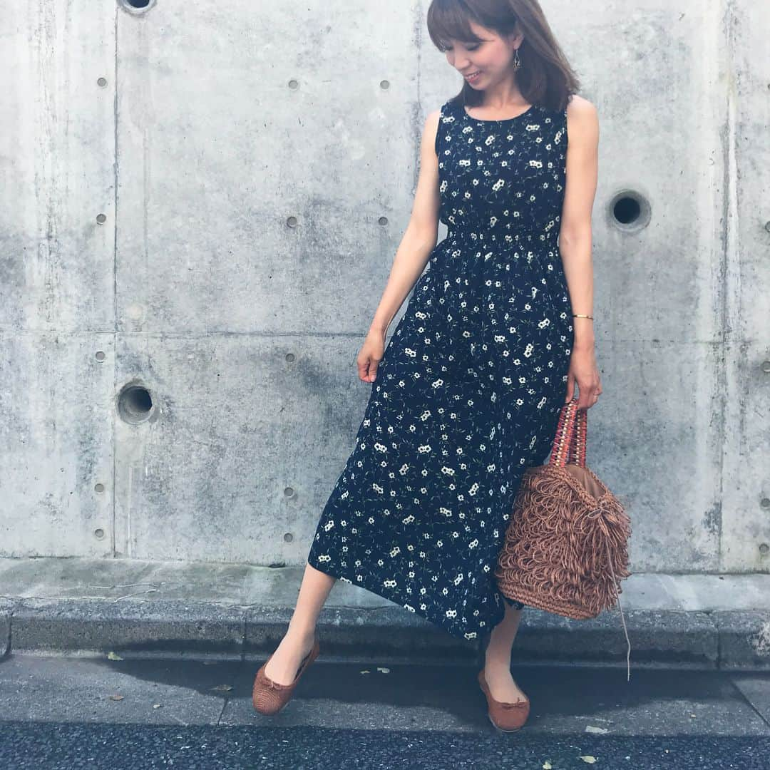 筧沙奈恵さんのインスタグラム写真 - (筧沙奈恵Instagram)「navy×brown ・ @fifth_store のネイビーの花柄ワンピ🌷 ・ カジュアルにしたかったので、ブラウンの小物を合わせました✨ ・ #fifth #fifthtl #フィフス #レトロフラワーロングワンピース #fashion #ootd #outfit #code #coordinate #style #stylepoint #instafashion #instagood #instalike #ファッション #コーディネート #コーデ #プチプラ #プチプラコーデ #今日の服 #今日のコーデ #ママコーデ #パンツコーデ  #シンプルコーデ #春コーデ #通販」5月19日 21時33分 - sanaekakei