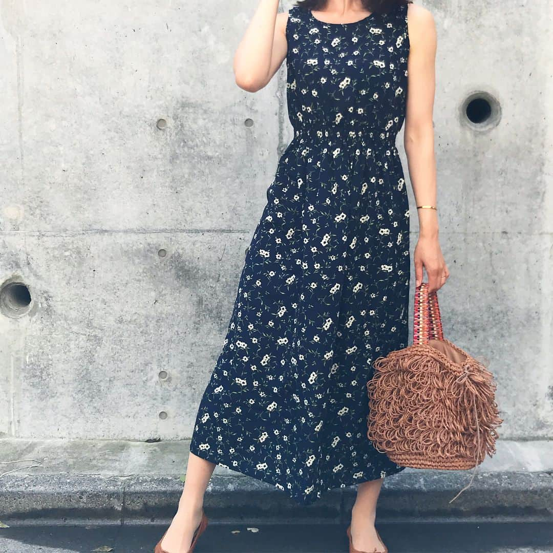 筧沙奈恵さんのインスタグラム写真 - (筧沙奈恵Instagram)「navy×brown ・ @fifth_store のネイビーの花柄ワンピ🌷 ・ カジュアルにしたかったので、ブラウンの小物を合わせました✨ ・ #fifth #fifthtl #フィフス #レトロフラワーロングワンピース #fashion #ootd #outfit #code #coordinate #style #stylepoint #instafashion #instagood #instalike #ファッション #コーディネート #コーデ #プチプラ #プチプラコーデ #今日の服 #今日のコーデ #ママコーデ #パンツコーデ  #シンプルコーデ #春コーデ #通販」5月19日 21時33分 - sanaekakei