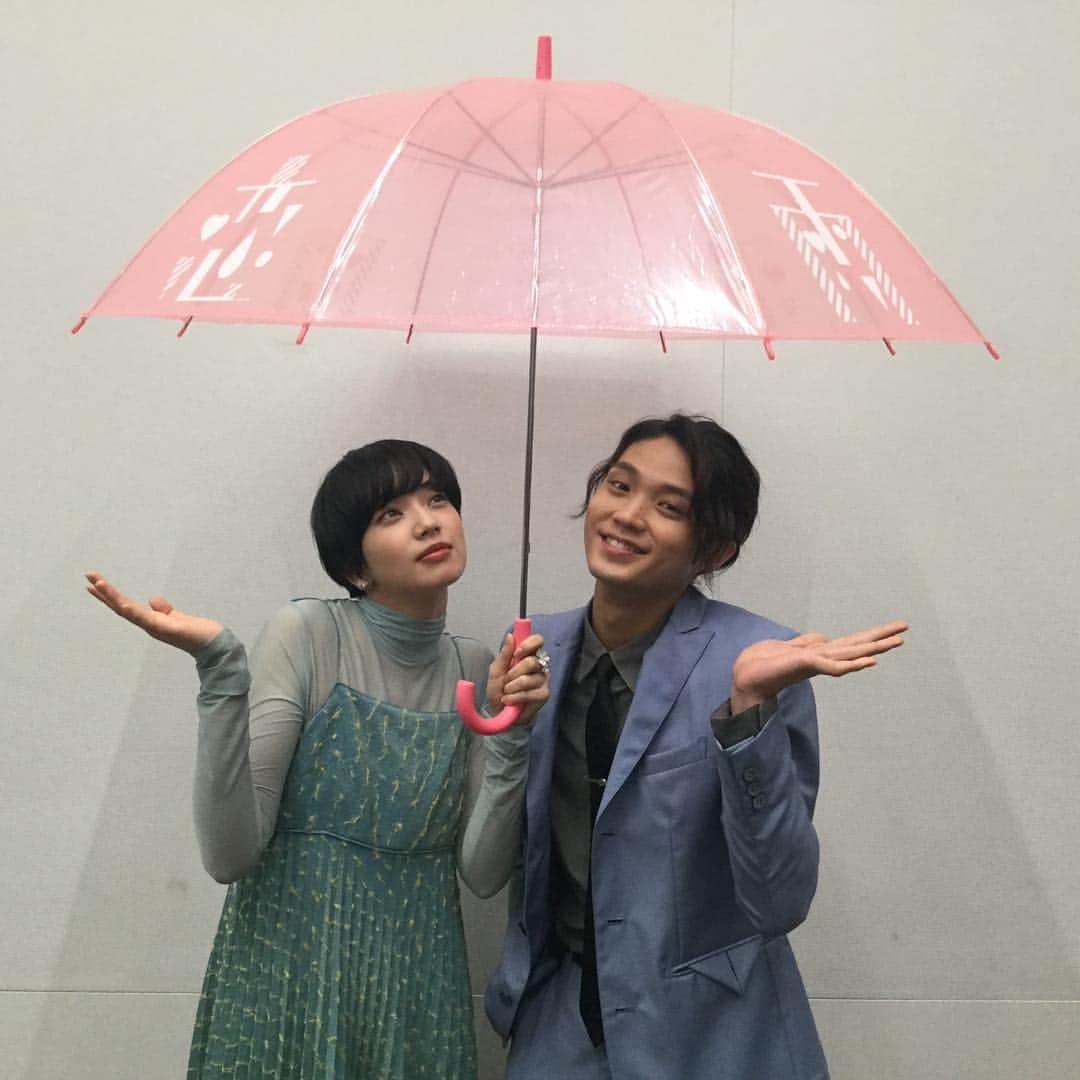 映画『恋は雨上がりのように』のインスタグラム：「初日舞台挨拶にご招待！ ☂️恋雨相合傘キャンペーン実施中✨  公式Instagramをフォロー＆#恋雨相合傘 を入れて、相合傘写真を投稿していただくと、抽選で1組（2名様）を‪5月25日（金）‬にＴＯＨＯシネマズ 日比谷で開催される初日舞台挨拶にご招待！ さらに当日、小松菜奈さんのサイン入り“恋雨傘”を小松菜奈さんからプレゼント🎁  いよいよ明日締め切り⚠️ . 詳細は公式サイトをご確認ください！ . #恋雨  #恋は雨上がりのように #小松菜奈  #磯村勇斗 #映画 #雨」