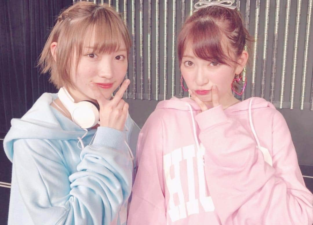 吉田朱里さんのインスタグラム写真 - (吉田朱里Instagram)「皆様のもとに#Queentetグッズ が 届いたようで…🙈💓 私たちとお揃いで使って下さいね💓 #あかりっこ は全員強制的に 私の色のパーカーを着て下さいね☺️☺️☺️☺️ピーチですよ！！ よろしくね！！！？💗 . #りんりそ #Queentet」5月19日 22時00分 - _yoshida_akari