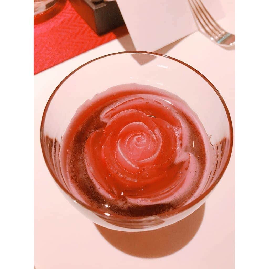 黒川智花さんのインスタグラム写真 - (黒川智花Instagram)「🌹🌹🌹 ちょっと遅れてしまいましたが、母の日ディナー🍴 バラの形の氷😉かわいい💕 ▫️ #バラ #いつもありがとう #感謝」5月19日 22時05分 - tomoka_kurokawa_official