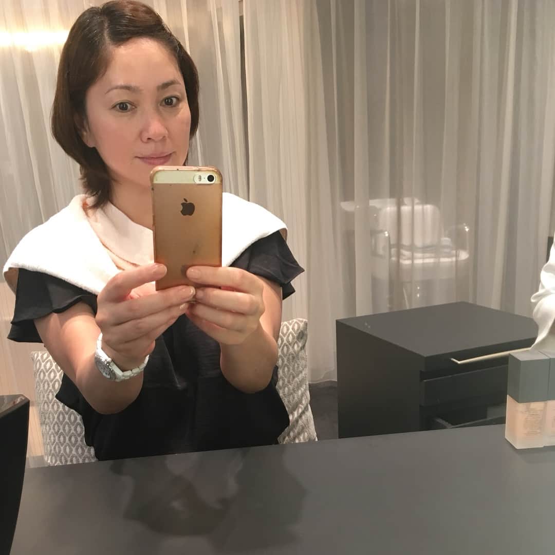 田中悦子さんのインスタグラム写真 - (田中悦子Instagram)「今日はPanasonicビューティサロン銀座店で プレミアムエステコース（ひきしめコース）60分の体験をしてきました❣️ パナソニックビューティプレミアムの美容器を普段使っている私ですが、 ビューティアドバイザーの方により丁寧に教えていただきながら エステしましたが、 更に効果を実感する事が出来ました😍  まずは半顔でびっくりするくらい変わりました❣️ これにはアドバイザーの方もびっくりで😅  私は年齢のわりにほうれい線がないほうなのですが、より引き上がり ハリも出て、マイナス10歳肌かも😍って程でしたよ❣️ これが無料で受けれるなんて、 予約がすぐいっぱいになってしまうのもわかります❣️ そして、嬉しいことに メイク用品を持っていかなくても、 THREEのコスメが用意されてます😘  私もエステ後はTHREEでメイク完了です😍  エステ前の肌診断では シミ、毛穴、ほうれい線などが良いほうと出ました😊  これからも益々ビューティプレミアムの美容器を使いながら 素晴らしさを実感しながら、そして楽しみながら 美肌を目指していきたいなと思います❣️ プレミアムエステコースの予約はパナソニックビューティのHPから予約できます❣️ 皆さんも是非体験してみて下さい❣️ #パナソニックビューティプレミアム #エステ #パナソニックビューティサロン #エイジングケア #アラフィフ #50歳 #pr #パナソニックビューティアンバサダー #田中悦子 #美魔女」5月19日 22時51分 - etsuko.reborn25