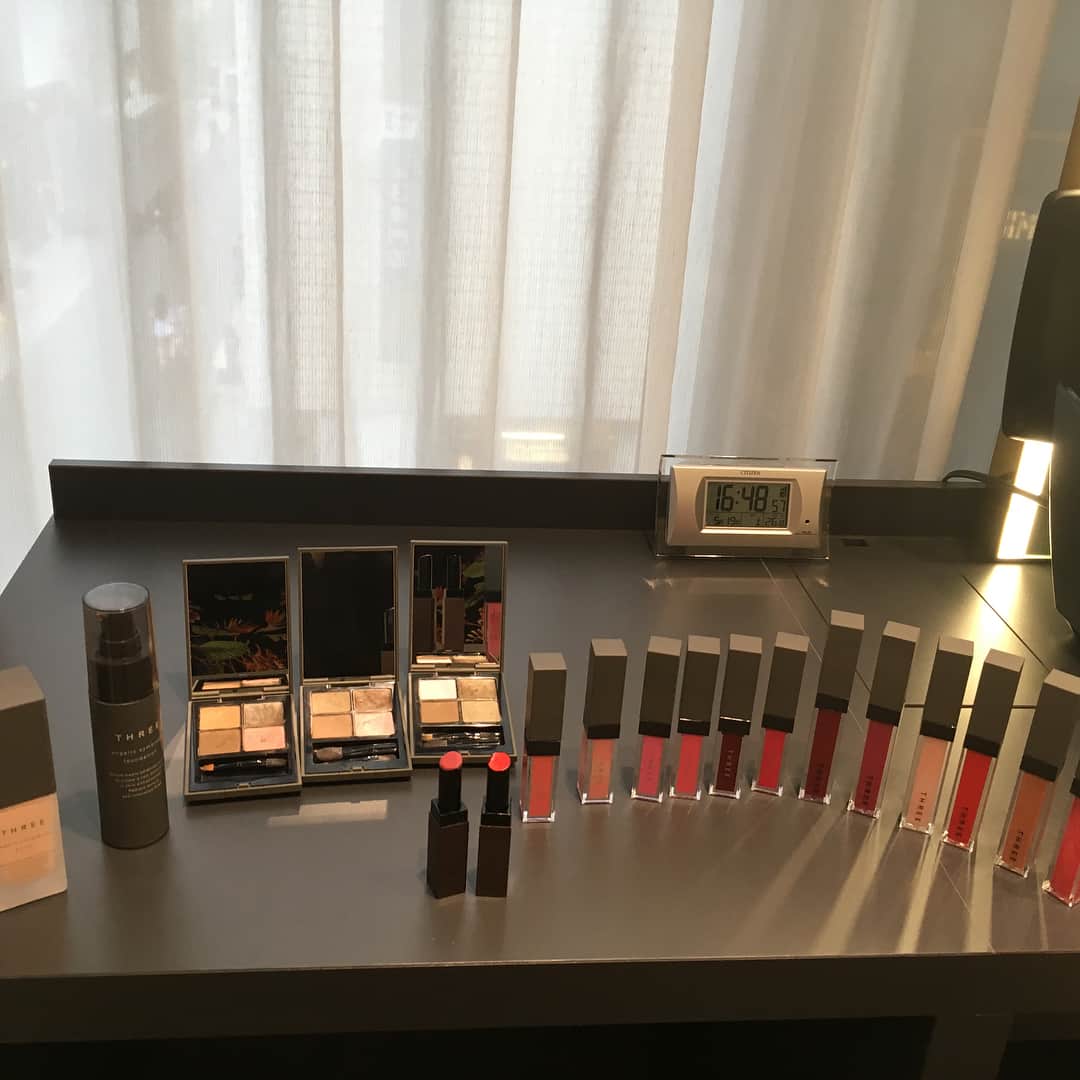 田中悦子さんのインスタグラム写真 - (田中悦子Instagram)「今日はPanasonicビューティサロン銀座店で プレミアムエステコース（ひきしめコース）60分の体験をしてきました❣️ パナソニックビューティプレミアムの美容器を普段使っている私ですが、 ビューティアドバイザーの方により丁寧に教えていただきながら エステしましたが、 更に効果を実感する事が出来ました😍  まずは半顔でびっくりするくらい変わりました❣️ これにはアドバイザーの方もびっくりで😅  私は年齢のわりにほうれい線がないほうなのですが、より引き上がり ハリも出て、マイナス10歳肌かも😍って程でしたよ❣️ これが無料で受けれるなんて、 予約がすぐいっぱいになってしまうのもわかります❣️ そして、嬉しいことに メイク用品を持っていかなくても、 THREEのコスメが用意されてます😘  私もエステ後はTHREEでメイク完了です😍  エステ前の肌診断では シミ、毛穴、ほうれい線などが良いほうと出ました😊  これからも益々ビューティプレミアムの美容器を使いながら 素晴らしさを実感しながら、そして楽しみながら 美肌を目指していきたいなと思います❣️ プレミアムエステコースの予約はパナソニックビューティのHPから予約できます❣️ 皆さんも是非体験してみて下さい❣️ #パナソニックビューティプレミアム #エステ #パナソニックビューティサロン #エイジングケア #アラフィフ #50歳 #pr #パナソニックビューティアンバサダー #田中悦子 #美魔女」5月19日 22時51分 - etsuko.reborn25