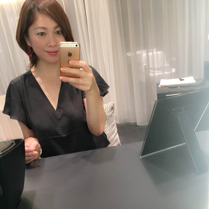 田中悦子さんのインスタグラム写真 - (田中悦子Instagram)「今日はPanasonicビューティサロン銀座店で プレミアムエステコース（ひきしめコース）60分の体験をしてきました❣️ パナソニックビューティプレミアムの美容器を普段使っている私ですが、 ビューティアドバイザーの方により丁寧に教えていただきながら エステしましたが、 更に効果を実感する事が出来ました😍  まずは半顔でびっくりするくらい変わりました❣️ これにはアドバイザーの方もびっくりで😅  私は年齢のわりにほうれい線がないほうなのですが、より引き上がり ハリも出て、マイナス10歳肌かも😍って程でしたよ❣️ これが無料で受けれるなんて、 予約がすぐいっぱいになってしまうのもわかります❣️ そして、嬉しいことに メイク用品を持っていかなくても、 THREEのコスメが用意されてます😘  私もエステ後はTHREEでメイク完了です😍  エステ前の肌診断では シミ、毛穴、ほうれい線などが良いほうと出ました😊  これからも益々ビューティプレミアムの美容器を使いながら 素晴らしさを実感しながら、そして楽しみながら 美肌を目指していきたいなと思います❣️ プレミアムエステコースの予約はパナソニックビューティのHPから予約できます❣️ 皆さんも是非体験してみて下さい❣️ #パナソニックビューティプレミアム #エステ #パナソニックビューティサロン #エイジングケア #アラフィフ #50歳 #pr #パナソニックビューティアンバサダー #田中悦子 #美魔女」5月19日 22時51分 - etsuko.reborn25
