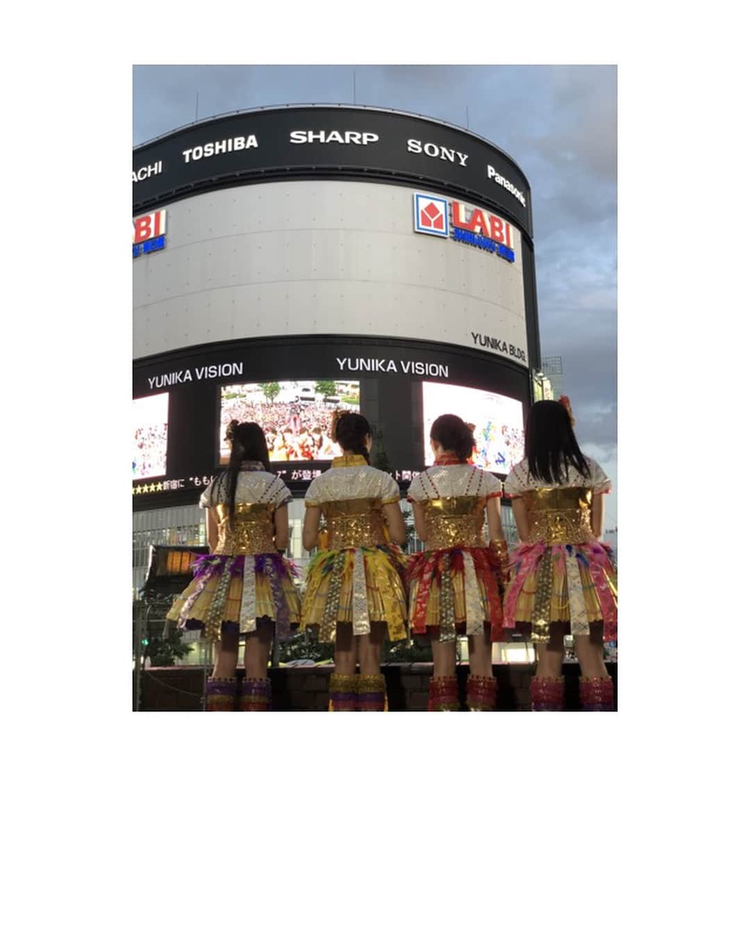 高城れにさんのインスタグラム写真 - (高城れにInstagram)「ゲリライベント😊✌🏻 ありがとう！ みんなに久々に会う感じするけど、ドーム前に会えて本当よかった😃なんか緊張ほぐれたよ！ドーム頑張るね！ #新宿 #ユニカビジョン #ゲリライベント #ありがとう！」5月19日 22時39分 - takagireni_official