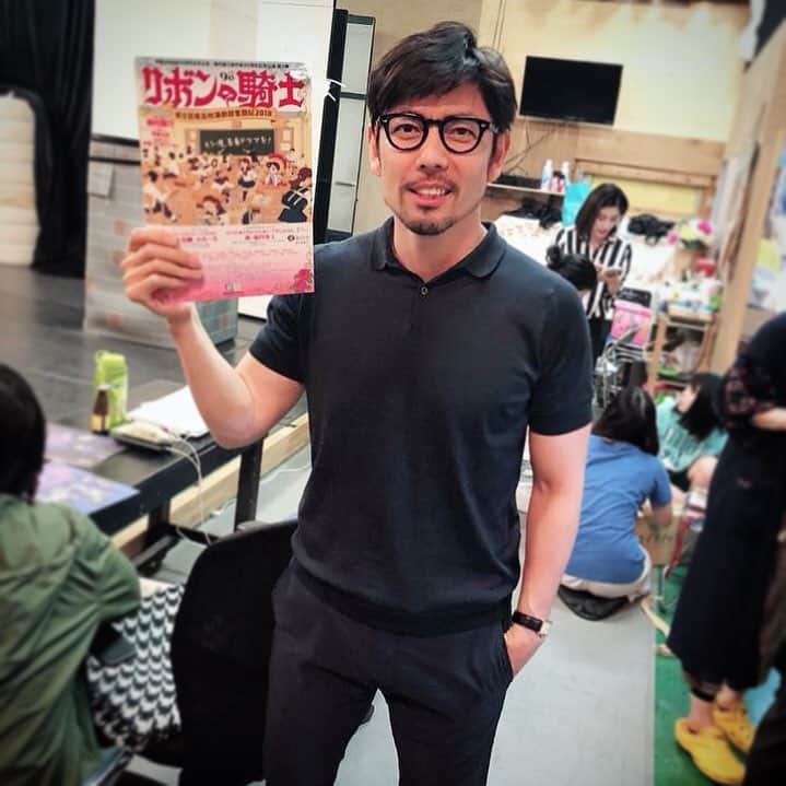山中崇史のインスタグラム：「扉座公演『リボンの騎士~県立鷲尾高校演劇部奮闘記2018』の稽古場へ。 今回、劇団の先輩は伴美奈子氏だけ。他は後輩とオーデイションで集まった若者達。いつもの稽古場とは明らかに違う空気感が新鮮でした。今回も6月30日(土)18時回🌙ラクイブナイト⚡️を開催致します。 終演後の油断した俳優達を使って、今回も皆さんに楽しんで頂きたいと思います。是非ご予約ください‼️ 扉座☎︎03-3221-0530  またはメッセージで→✉︎ #扉座  #リボンの騎士  #山中崇史  #ラクイブナイト」