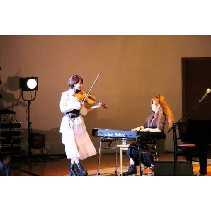 AYASAさんのインスタグラム写真 - (AYASAInstagram)「今回はゆっこ姉さんと2人でライブをお届けしました🎶 ・ しかもなななんとゆっこ姉さんはベース🎸ではなくピアノ&キーボード🎹でサポートして下さったのですよ😆✨ なんでもできちゃうゆっこ姉さん…本当に頼もしいです♥️ ・ そして個人的にグランドピアノ&バヨリンで演奏するのが久しぶりで、学生時代を思い出して懐かしくなりました(*´ω`*)ほっこり。 ・ ホールだからこそ活きる編成、すごく楽しかった！！！ ありがとうございました✨ ・ ・ #CHRONICLESPECIALISSUE #境港シンフォニーガーデン #鳥取  #渋谷有希子  #頼もしすぎる #姉貴分  #steinway  #バイオリンとピアノ」5月19日 23時58分 - ayasa_doya