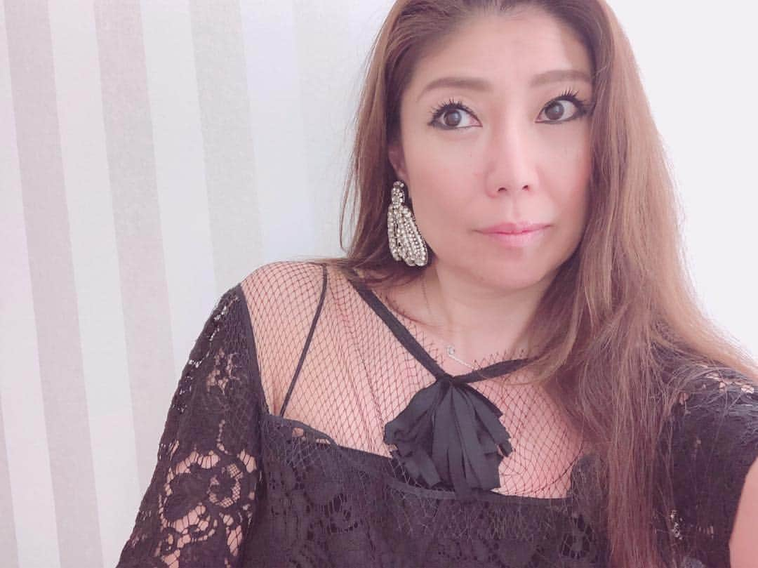 Taki Tanakaさんのインスタグラム写真 - (Taki TanakaInstagram)「#ootd by @alessandrodellacqua  #昨日のコーデ #outfitoftheday  dress/ @numeroventuno #n21 earrings/ @rochasofficial #rochas  #ヌメロヴェントゥーノ の#リトルブラックドレス と#ロシャス のイヤリング 今日はデラクアデー♡  #izastagram #aboutyestarday @iza_official」5月20日 0時03分 - tanakataki