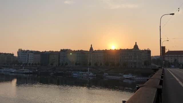 尚玄のインスタグラム：「Morning jog along Moldau River. I have jet lag but feeling great! なつかしき河よ モルダウの〜 #Traveling #Czech #Prague」