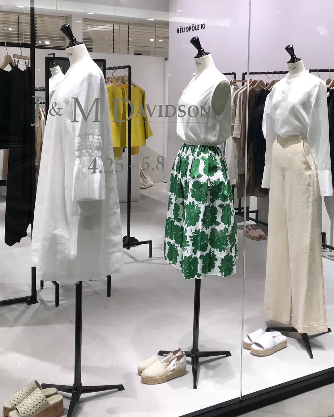 エリオポールのインスタグラム：「“J&M DAVIDSON” エリオポール10では、25日より“J&M デヴィッドソン”のポップアップがスタートしました！ 4/25-5/8の期間限定です。 今期は<デニム>にフォーカスした「メトロポリス ブルー コレクション」がお目見え。さらに新色のミモザカラーが華やかな人気急上昇中の巾着型バッグ「ミニデイジー」やトートバッグ「ベル」、アイコンモデル「カーニバル」などバラエティ豊かなラインナップを揃えて、お待ちしております。皆さまのご来店お待ちしております。 . .  #HELIOPOLE #heliopole #エリオポール #daikanyama #ginza #heliopole10#marunouchibuilding #sapporostellarplace #nambaparks  #エリオポール銀座 #エリオポール代官山  #ルミネ新宿 #ルミネ横浜 #銀座#代官山#丸ビル #札幌ステラプレイス #なんばパークス #エリオポール鹿児島 #エリオポール広島 #新丸ビル  #デビッドソン」