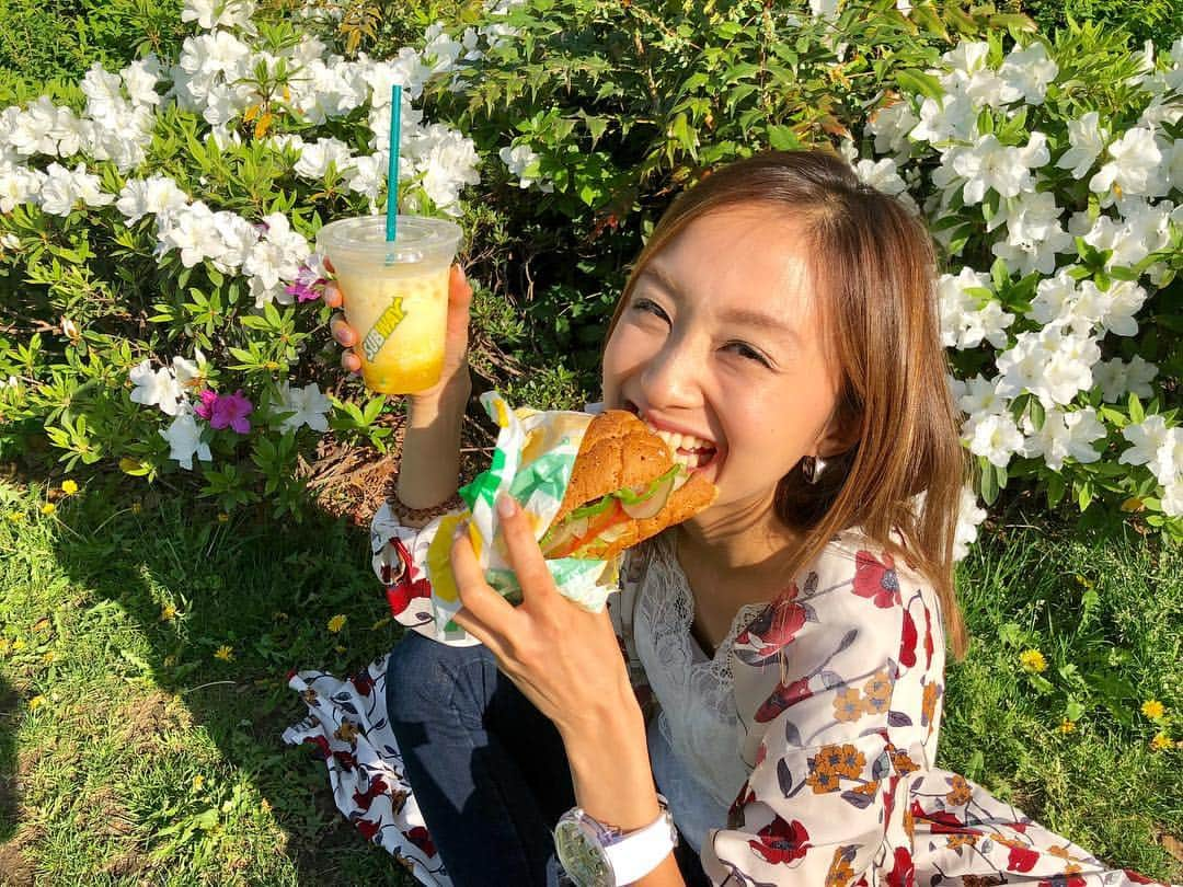 近藤あやさんのインスタグラム写真 - (近藤あやInstagram)「. 大好きなSUBWAY🤤🥖🧡 週に3日は食べてるくらい だぁああい好き！！！😆❤️ . そしてなんと…😻✨ そんな野菜もりもり美味しい大好きな サブウェイをみんなに食べてもらいたいから、 スペシャルサポーターを務める @selpy_app にて‼️ . 特別リクエストキャンペーンを考えて スタートしました‼️😆💛 . なんと、サブウェイの写真を投稿して300円、 シェアすると＋200円 (つまり合計500円) 返ってきます🤤💛 . さっそく今日のランチからみんな使って欲しい！😳🎁 . ストーリーに細かく載せました😽🥖」4月26日 9時32分 - doraemontoaya