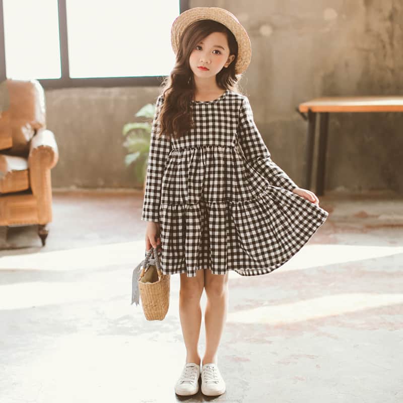 OmoteUraのインスタグラム：「. . ginghamcheck one-piece🍓¥2800 . . . . #韓国#韓国子供服#子供服#韓国通販 #子供#こども#キッズ#女の子 #キッズ服#子ども服#親子#親子コーデ#fashion#kids#kidsfashion #dailylook#code#codenate #korea#korean#koreanfashion #koreangirl#koreankidsfashion #한국#한국아동복#아이린#어린이」