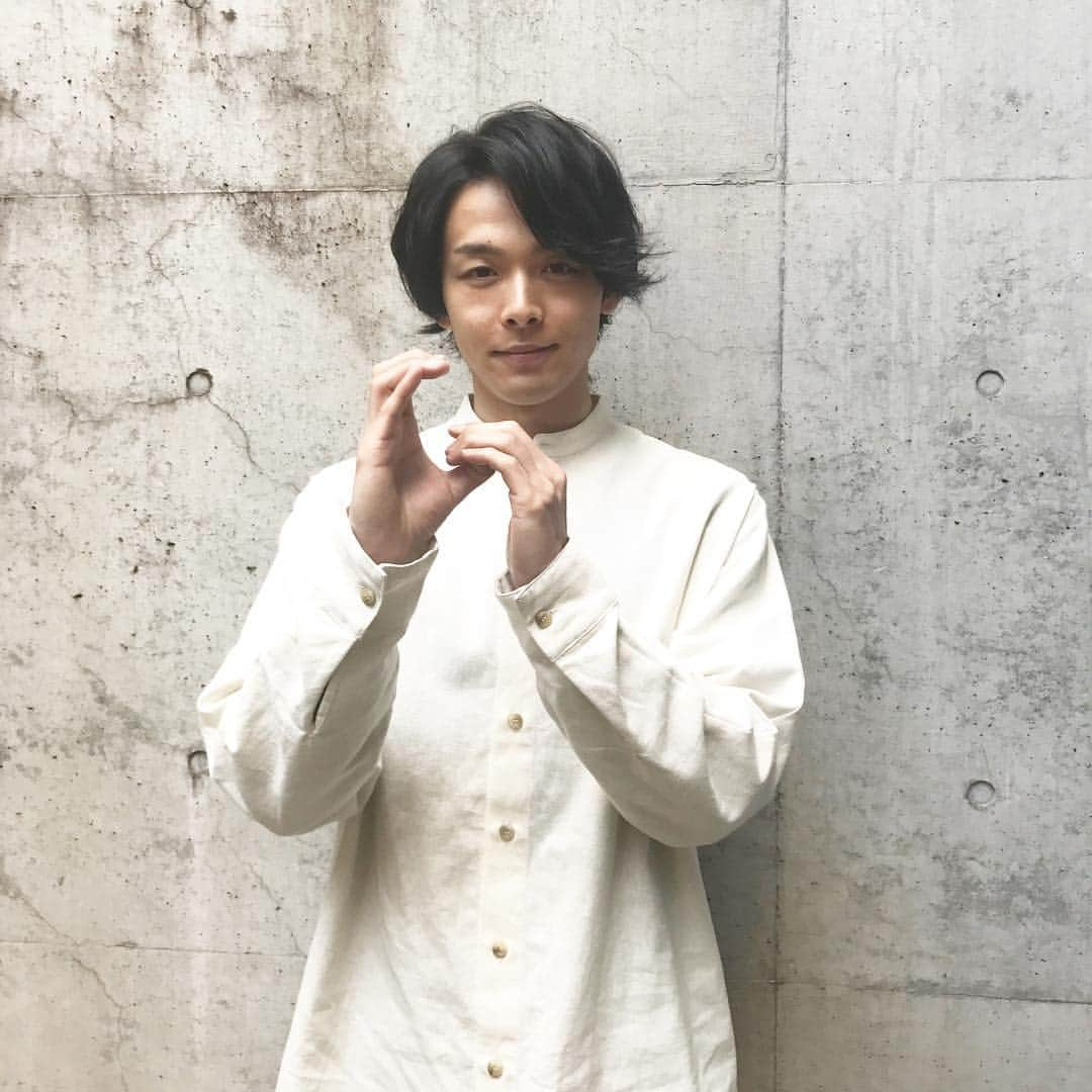 GINGERさんのインスタグラム写真 - (GINGERInstagram)「💙 #彼とお出かけ 💙企画では、3人の #イケメン俳優 が登場します😘 . 毎週日曜放送中のドラマ「崖っぷちホテル！」に続き、「半分、青い。」「ミス・シャーロック」にも出演予定の #中村倫也 さん、よく見ると手でGINGERのG🤗笑 . ありがとうございます🙏✨ . 誌面を見て、散歩好きの中村さんと💙ご近所デート💙している気分をぜひ味わってください👫💕 . #ginger #オフショット #Gマーク #ご近所デート #崖っぷちホテル #半分青い #ミスシャーロック #散歩デート #妄想が膨らむ #ジンジャー #gingermagazine  #gingerweb」4月26日 10時18分 - ginger_magazine