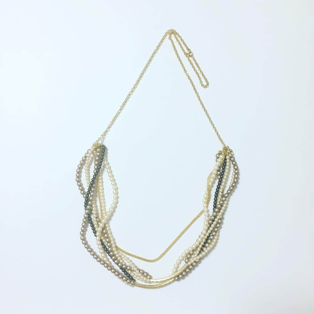 NinFeaのインスタグラム：「色々なパールが織り混ざった幾重ものネックレス。  Theme：Unbalanced-アンバランスさ  Jewelry:@nin.fea in September  #handmadenecklace#necklace#ハンドメイドネックレス#ネックレス」