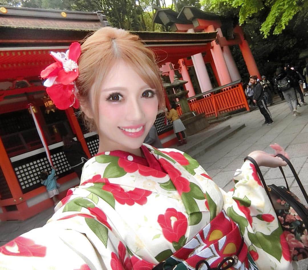 MARIEさんのインスタグラム写真 - (MARIEInstagram)「着物ってやっぱりかわいい🤤💕 お正月はグリーンだったから、今回は白地に椿の着物にした👘🌸 #京都 #伏見稲荷大社 #神社 #着物 #kyoto #japan #japanesegirl #kimono #instagood」4月26日 18時59分 - marie_mimura