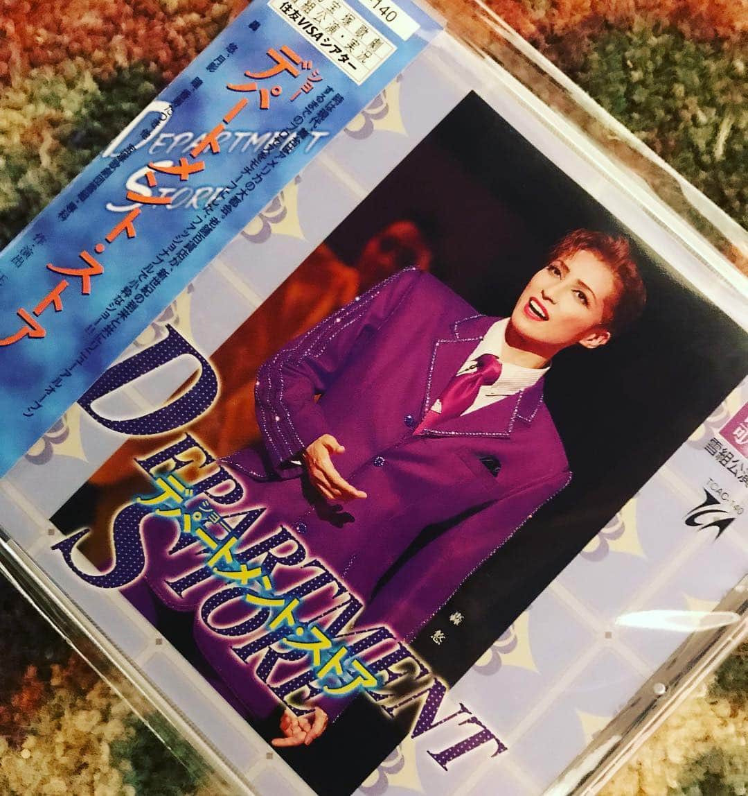 知華さんのインスタグラム写真 - (知華Instagram)「2018.04.26 聴いたら元気になる曲といえばこれ。 わたしが宝塚で1番好きなショー。 轟悠さん率いる雪組公演 『デパートメントストア』。 探し回ってCD💿購入。 景気の良いバブリーな楽しいショーで、 観ると元気になります⭐︎ #宝塚 #宝塚歌劇団  #轟悠#月影瞳#香寿たつき #雪組 #デパートメントストア #凱旋門」4月26日 19時02分 - tomoca1204