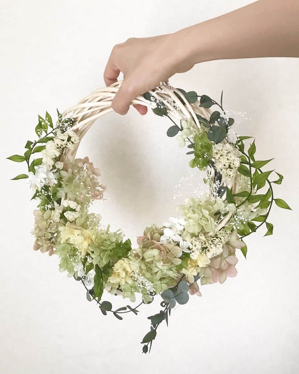 minne_weddingのインスタグラム：「. ＊リースブーケ・ガーデングリーン＊ . プリザーブドフラワーのリングの形のリースブーケ。 紫陽花をメインにかすみ草や葉、スターチスでナチュラルで優しい印象のブーケです。 . ウェディングドレスやカラードレスに合わせやすく映えます。 もちろんお部屋のインテリアにも！ . ------------------------------------------------------- ＊購入者さんの声＊ . ・とても素敵な作品をありがとうございました！！ ------------------------------------------------------- . ▼リースブーケ・ガーデングリーン / alizeeさん https://minne.com/items/8643469 . . #minne#ウェディングブーケ#プリザーブドフラワー#フラワーアレンジメント#花好きな人と繋がりたい#リースブーケ#手作りブーケ#ハンドメイド#ハンドメイドアクセサリー#ハンドメイド記録#ハンドメイド好き#ハンドメイド好きさんと繋がりたい#ハンドメイド好きな人と繋がりたい#ハンドメイド作品#インテリア雑貨#ハンドメイド初心者#手作り雑貨#ハンドメイド部#手作りアクセサリー#ハンドメイド作家#ウェディングアイテム#ウェディンググッズ#ウェディングレポ#素敵な結婚式#結婚式準備#結婚式DIY#花嫁diy#プレ花嫁#プレ花嫁さんと繋がりたい#2018春婚」