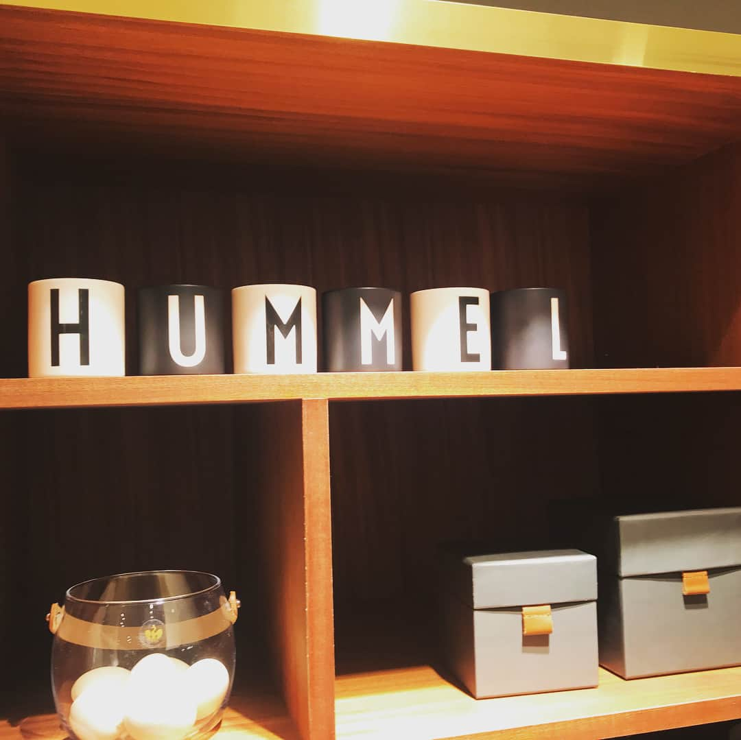 菅井悦子さんのインスタグラム写真 - (菅井悦子Instagram)「コレド日本橋に @hummelwomen のコンセプトストアがオープン！！ @hiraku_wakui 夫の生徒さんでもある、@hisakonamekata ひーちゃんのセンスがムギューっと詰め込まれた素敵な空間になっていました✨✨ ･ 袖付きのブラトップと、サラッと着れるジャケットを買いましたよ♡ ･ こんなふうにお腹を出して着るには日本は寒いし（夏なんて冷房キツい！）難しいけど😭 産後に着れるカラダになるぞ！とい想いを込めて選びました👍 袖付きのブラトップ、かわいいー！ ･ #レギンス ➡️プロフィット✖️ @aumniejp コラボのものです！ #妊娠21週  #21weekspregnant」4月26日 19時38分 - etsuko313