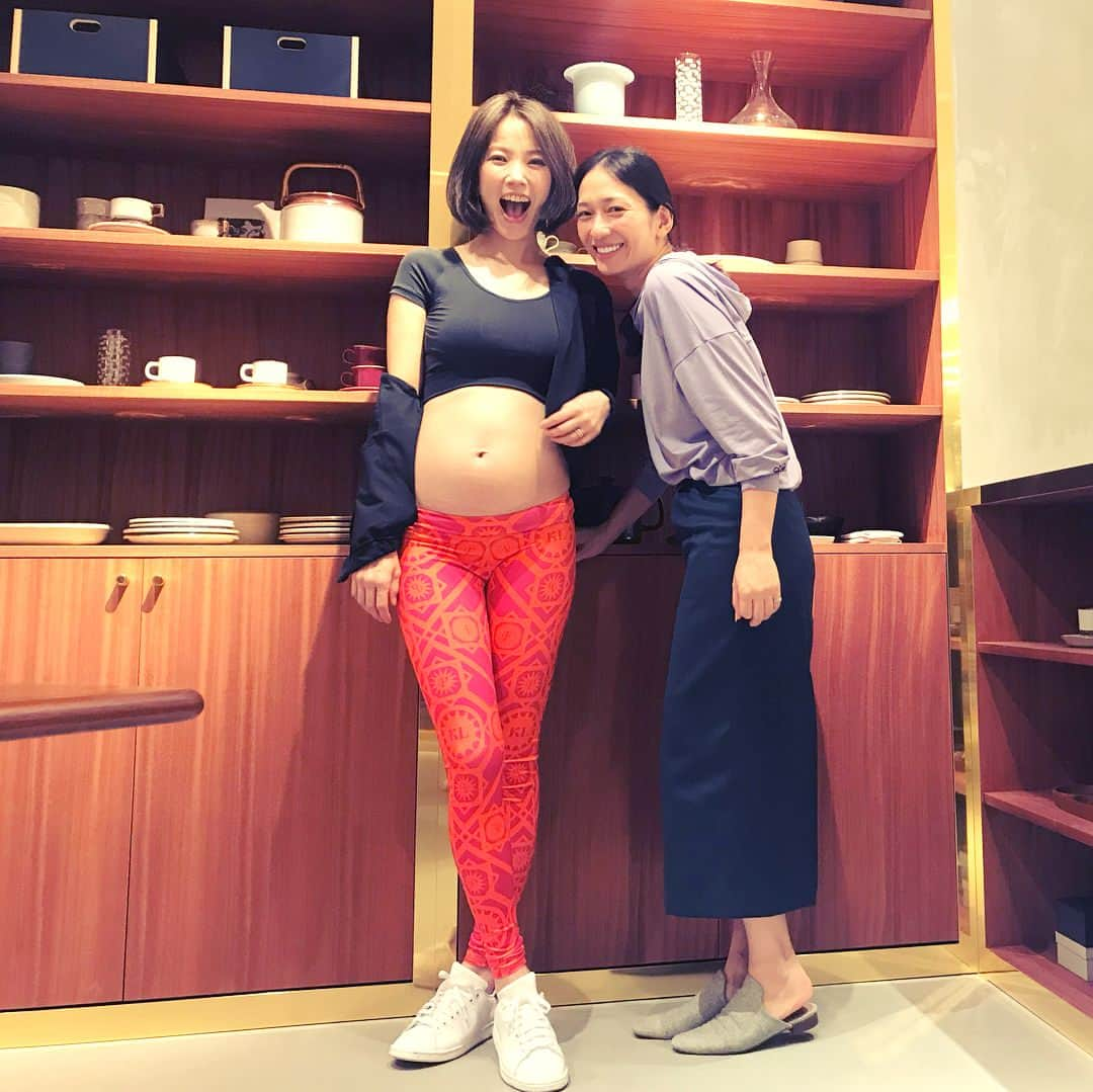 菅井悦子さんのインスタグラム写真 - (菅井悦子Instagram)「コレド日本橋に @hummelwomen のコンセプトストアがオープン！！ @hiraku_wakui 夫の生徒さんでもある、@hisakonamekata ひーちゃんのセンスがムギューっと詰め込まれた素敵な空間になっていました✨✨ ･ 袖付きのブラトップと、サラッと着れるジャケットを買いましたよ♡ ･ こんなふうにお腹を出して着るには日本は寒いし（夏なんて冷房キツい！）難しいけど😭 産後に着れるカラダになるぞ！とい想いを込めて選びました👍 袖付きのブラトップ、かわいいー！ ･ #レギンス ➡️プロフィット✖️ @aumniejp コラボのものです！ #妊娠21週  #21weekspregnant」4月26日 19時38分 - etsuko313