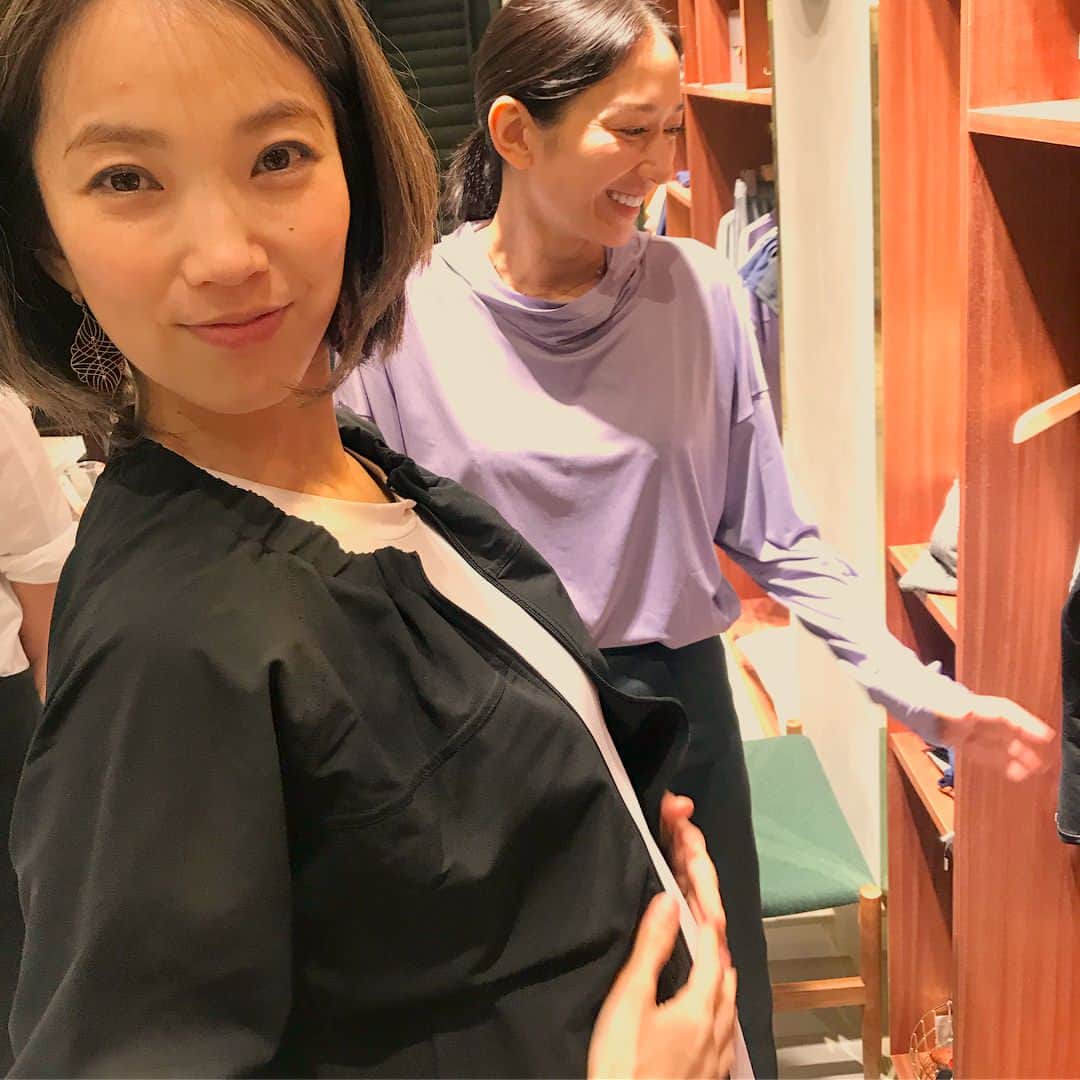 菅井悦子さんのインスタグラム写真 - (菅井悦子Instagram)「コレド日本橋に @hummelwomen のコンセプトストアがオープン！！ @hiraku_wakui 夫の生徒さんでもある、@hisakonamekata ひーちゃんのセンスがムギューっと詰め込まれた素敵な空間になっていました✨✨ ･ 袖付きのブラトップと、サラッと着れるジャケットを買いましたよ♡ ･ こんなふうにお腹を出して着るには日本は寒いし（夏なんて冷房キツい！）難しいけど😭 産後に着れるカラダになるぞ！とい想いを込めて選びました👍 袖付きのブラトップ、かわいいー！ ･ #レギンス ➡️プロフィット✖️ @aumniejp コラボのものです！ #妊娠21週  #21weekspregnant」4月26日 19時38分 - etsuko313