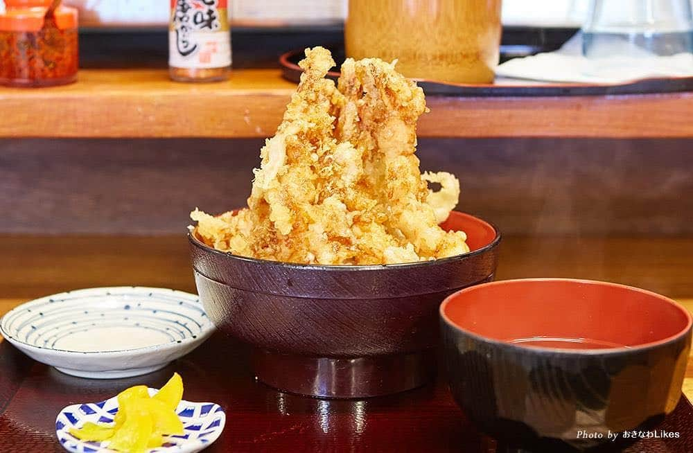 おきなわLikesさんのインスタグラム写真 - (おきなわLikesInstagram)「🗼🍤エビ天ぷらのタワー🍤🗼 . 浦添市の牧港漁港近くにある 海鮮食堂 太陽(てぃーだ)さん。 . 海鮮系の丼ぶりものや定食のほか、 沖縄そばメニューなどがいただけるのですが、 個人的にここでみなさんに食べていただきたいものが‥！ . #海老だけ天丼 🍤🦐でございます^ ^ . どうでしょう！ かなりボリューミーじゃないですか^ ^？ . お昼時のお腹が空いている時だと、 ヨダレが止まらなくなります^ ^！ . またボリュームが凄いだけではなく、 味もしっかりとしていて本当に美味しいんです^ ^ . みなさんもお腹が減った時 ぜひ一度 食べてみてくださいねー^ ^ _______________________________________________________ ■海鮮食堂 太陽 [住所]沖縄県浦添市牧港5-22-2 [営業時間]11:00～16:00 [定休日]月曜 _______________________________________________________ #海鮮食堂太陽#浦添#牧港#本島中南部#おきなわLikes#japan#okinawa#沖縄 ________________________________________________________ 以前の沖縄の食ポストはこちらから↓↓ #おきなわLikes食シリーズ_本島南部」4月26日 12時30分 - okinawa_likes