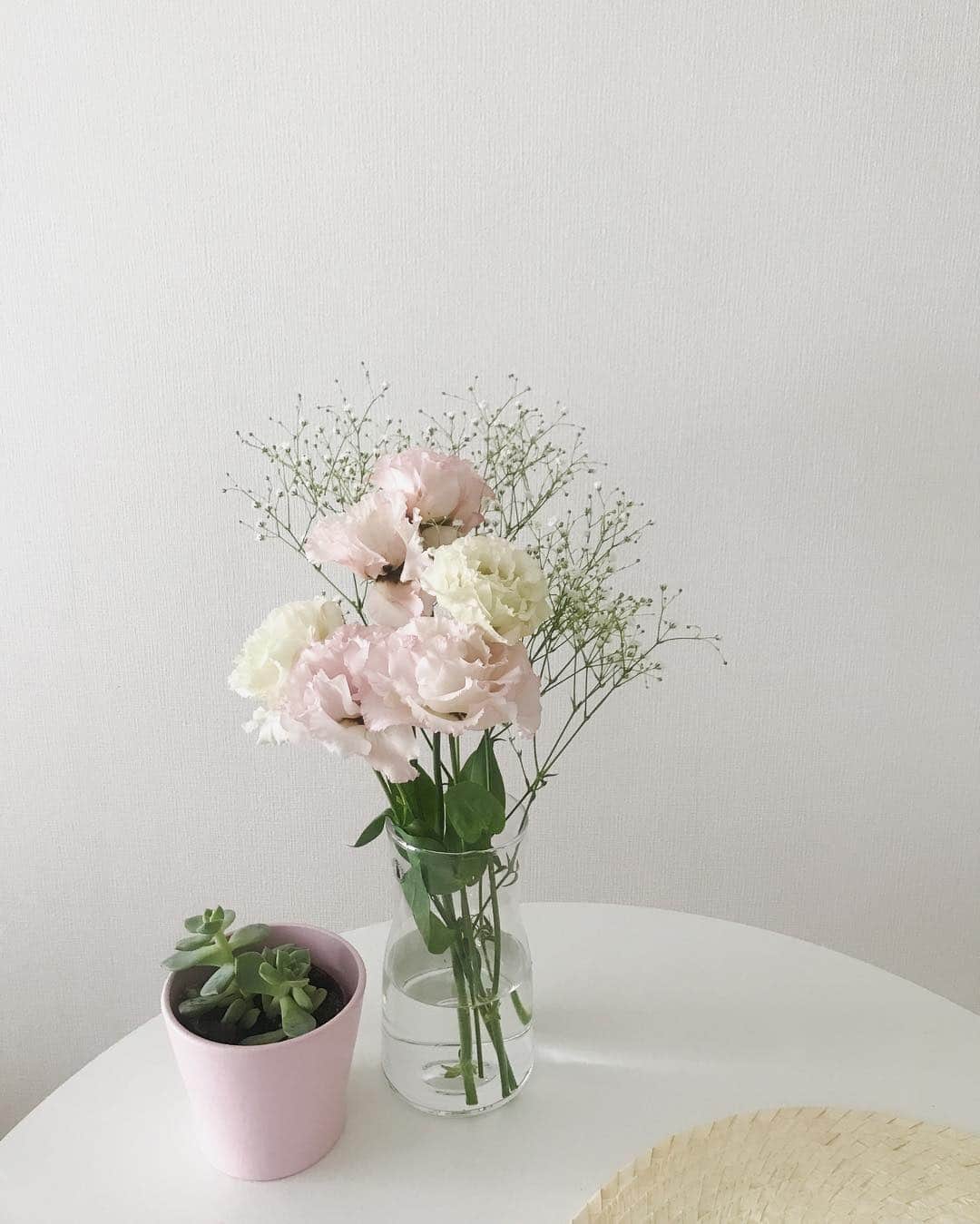 わちみなみのインスタグラム：「トルコキキョウとかすみ草買ってみた🌸 アイビーもあるけど入れ物まだ買っていない😥 ピンク全然好きじゃなかったのに最近集めている💧ひやり . #花はじめました #わちと花  #花のある暮らし #トルコキキョウ #かすみ草 #ピンク #わちみどり」