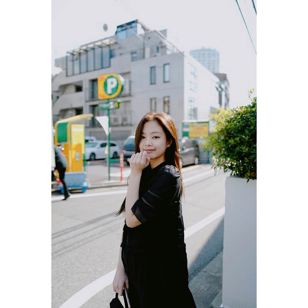 BLACKPINKさんのインスタグラム写真 - (BLACKPINKInstagram)「#BLACKPINK#JEN#BLINK#MYFAVVINTAGECHANELBAG#일본젠득 #광고  thankyou to lisa and her new cam📸 and thankyou to the beautiful weather☀️ miss you my blinkers 💕」4月26日 15時16分 - blackpinkofficial