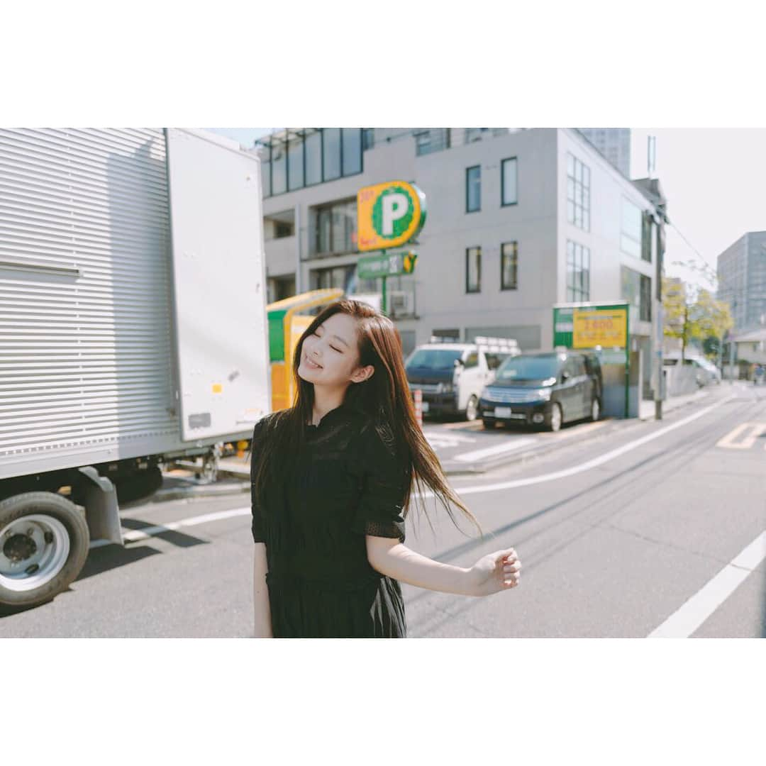 BLACKPINKさんのインスタグラム写真 - (BLACKPINKInstagram)「#BLACKPINK#JEN#BLINK#MYFAVVINTAGECHANELBAG#일본젠득 #광고  thankyou to lisa and her new cam📸 and thankyou to the beautiful weather☀️ miss you my blinkers 💕」4月26日 15時16分 - blackpinkofficial