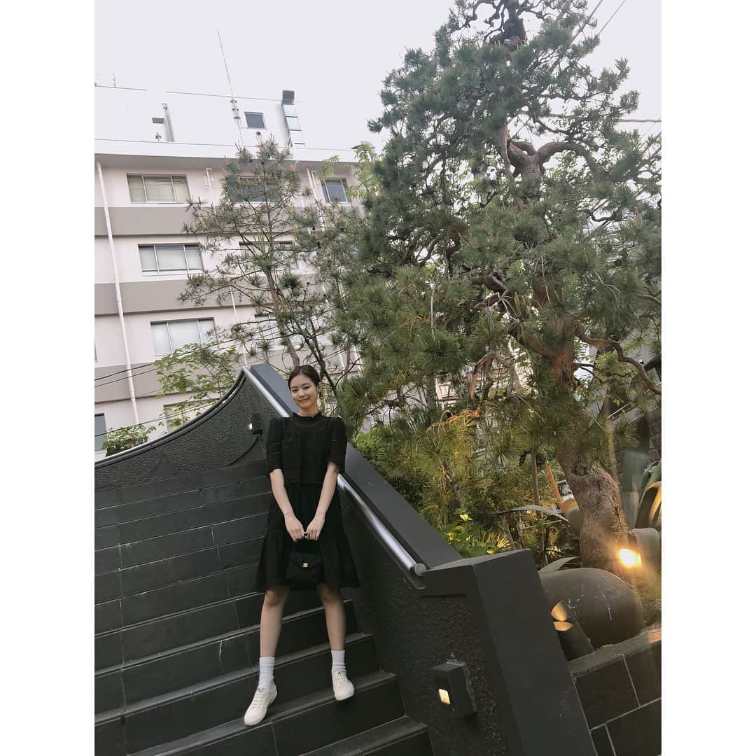 BLACKPINKさんのインスタグラム写真 - (BLACKPINKInstagram)「#BLACKPINK#JEN#BLINK#MYFAVVINTAGECHANELBAG#일본젠득 #광고  thankyou to lisa and her new cam📸 and thankyou to the beautiful weather☀️ miss you my blinkers 💕」4月26日 15時16分 - blackpinkofficial