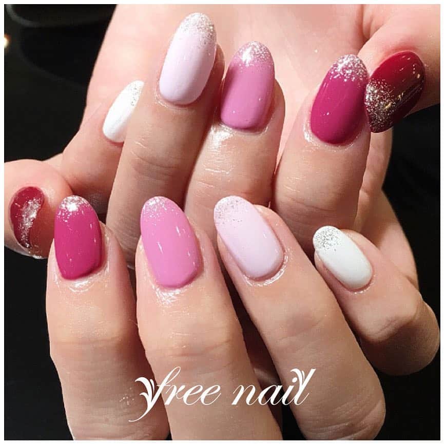 ネイルアーティストryさんのインスタグラム写真 ネイルアーティストryinstagram 春ネイル 5色の赤ピンクホワイトネイル 爪先のクリスタルが綺麗です ネイリスト ネイルアーティスト ネイルアート ネイルチェンジ ネイルサロン 自宅