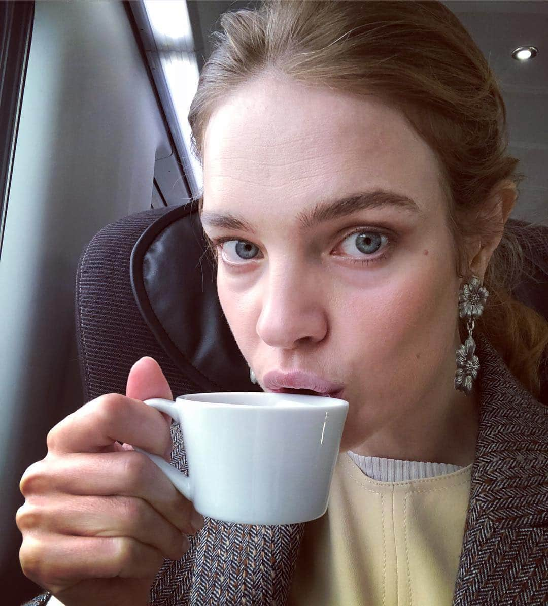 ナタリア・ヴォディアノヴァさんのインスタグラム写真 - (ナタリア・ヴォディアノヴァInstagram)「Good morning from Eurostar 🚂❤️ Holidays are over ☝🏻🤓 Do I look ready to face #london #marseille #paris #tokyo #vladivostok #moscow over the next 6 days? 💪🏻💆🏼‍♀️😅 Чувствуется мне, что придётся выпить ведро ☕️☕️☕️ в ближайшие 6 дней. Отдых за плечами, а впереди #лондон #марсель #париж #токио #владивосток и #москва Как вы думаете, я готова?! 😜💪🏻😎」4月26日 16時40分 - natasupernova