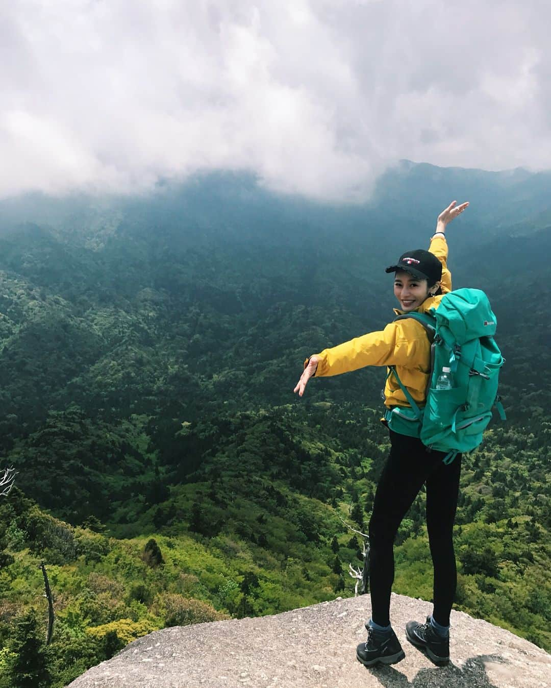 島袋聖南さんのインスタグラム写真 - (島袋聖南Instagram)「白谷雲水峡 この景色をみる為に、往復約6時間の登山頑張りました😂💙💦 @naturalbeautycamp #naturalbeautycamp #ナチュラルビューティーキャンプ #屋久島 @berghausofficial #バーグハウス #好日山荘」4月26日 16時57分 - seina4444