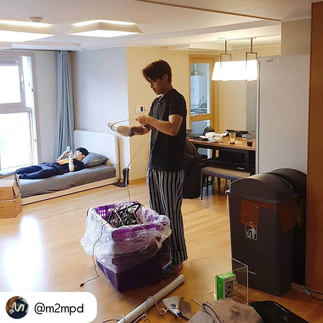 SEVENTEENさんのインスタグラム写真 - (SEVENTEENInstagram)「#Repost @m2mpd 아아 캐럿 여러분들께 알립니다📣 모두들 민규처럼 할 일을 미리 하고 지훈이처럼 편히 누워서 오늘 저녁 8시! 늦지않게 <SVT클럽>으로 등원 부탁드립니다 (꾸벅)  #SVT클럽 #SEVENTEEN #세븐틴 @saythename_17 #Mnet #M2」4月26日 17時11分 - saythename_17