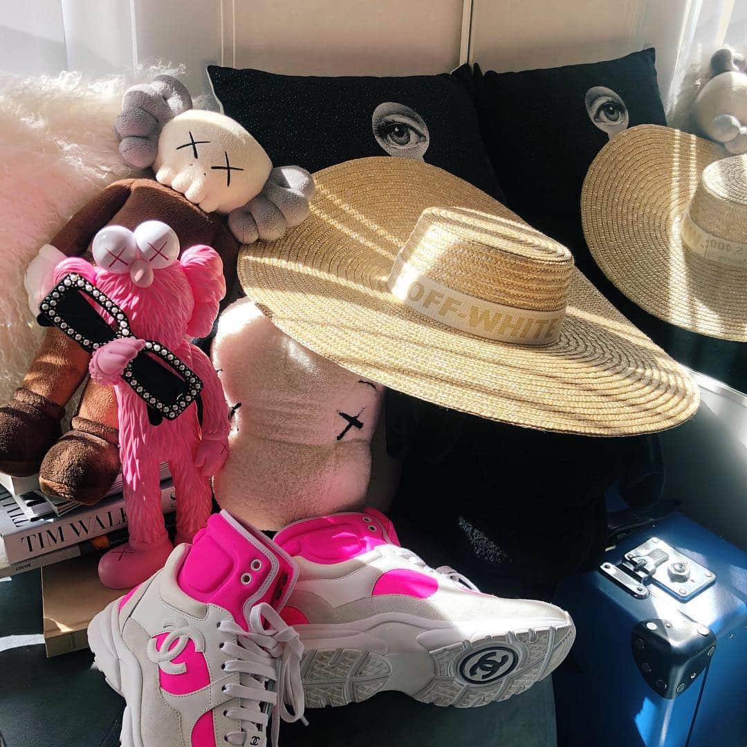 megbabyさんのインスタグラム写真 - (megbabyInstagram)「GW予定もないのにどこかリゾートに行きたくなるような帽子👒買っちゃった😂🏝 みんなGWなにするの？😂#どこに行こう#夏支度はじめました 🌈🧠#kaws 🕶#gucci 👒#offwhite 👟#chanel」4月26日 17時41分 - _megbaby_
