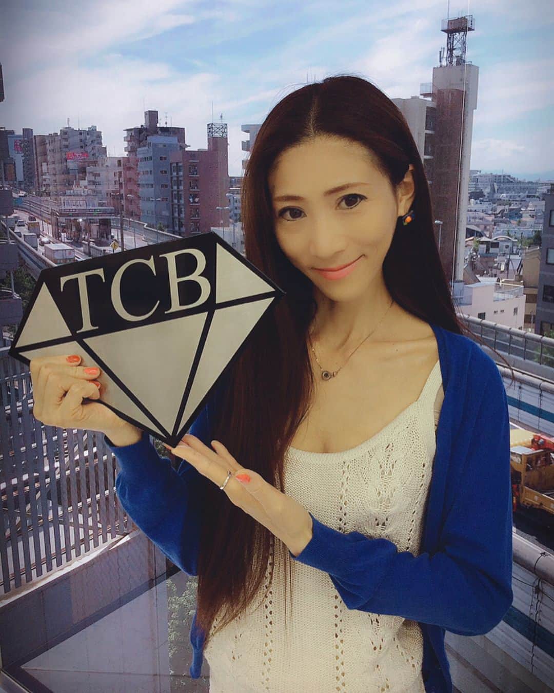 ささきえりさんのインスタグラム写真 - (ささきえりInstagram)「本日、東京中央美容外科世田谷院 @tcbsetagaya  さんで、顔のリフトアップしてきました😊✨ ・ ・ 施術前に先生と😁 ・ ・ 初日のカウンセリングの時に、顔の全てが悩みで、全部がお人形のようになったらいいのにー！別人にして下さいってお願いしてみたところ、、、凄い勢いで怒られましたw🤪 ・ ・ 人間の顔ってバランスがあって、何でもかんでも手を加えたら必ず良くなるとは限らないから、バランスが整っている部分は崩したらダメ！出来るだけ切ったり縫ったりしない、自然な感じで、綺麗に仕上げるのが本来の美しさ。 ・ ・ と、10年後、20年経っても美しくいられるように、先の事まで考えた施術に拘った職人気質の村田院長先生に、『 #TCB式小顔美肌再生 』という細い糸を入れて、お肌のタルミをちょっとだけクイっと引き上げて頂きました😄 ・ ・ 見た目はちょっと怖そうですが、優しいですw ・ また、1週間後の経過、アップしますね😄✨✨✨渋谷から近くて、アクセスがいい😊💕 ・ ・ 術後直後は、ストーリーにてアップしまぁす😁 ・ ・ 私のインスタを見て、#TCB式小顔美肌再生 を含むいくつかの施術が、４０%offになるよ😄✨ ・ ・ 興味ある方は、クリニックに相談してみてね〜〜😊✨ 「0120-852-745」 東京中央美容外科世田谷院🏥 ＊ ＊ ＊ @tcb_murata 村田院長アカウント @tcbsetagaya 世田谷院 ＊ ＊ ＊ #東京中央美容外科世田谷院 #小顔美肌再生 #世田谷 #池尻大橋 #東京 #田園都市線 #美容 #アンチエイジング #小顔 #リフトアップ #ミスワールド #ミスワールドジャパン2018 #missworldspain #PR #モデル #撮影モデル #モデルになりたい #撮影モデル #美人 #モデル体型」4月26日 18時02分 - chaneri_ballet_style