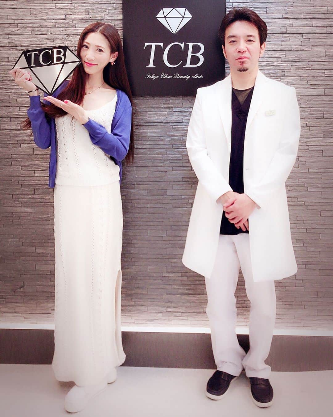 ささきえりさんのインスタグラム写真 - (ささきえりInstagram)「本日、東京中央美容外科世田谷院 @tcbsetagaya  さんで、顔のリフトアップしてきました😊✨ ・ ・ 施術前に先生と😁 ・ ・ 初日のカウンセリングの時に、顔の全てが悩みで、全部がお人形のようになったらいいのにー！別人にして下さいってお願いしてみたところ、、、凄い勢いで怒られましたw🤪 ・ ・ 人間の顔ってバランスがあって、何でもかんでも手を加えたら必ず良くなるとは限らないから、バランスが整っている部分は崩したらダメ！出来るだけ切ったり縫ったりしない、自然な感じで、綺麗に仕上げるのが本来の美しさ。 ・ ・ と、10年後、20年経っても美しくいられるように、先の事まで考えた施術に拘った職人気質の村田院長先生に、『 #TCB式小顔美肌再生 』という細い糸を入れて、お肌のタルミをちょっとだけクイっと引き上げて頂きました😄 ・ ・ 見た目はちょっと怖そうですが、優しいですw ・ また、1週間後の経過、アップしますね😄✨✨✨渋谷から近くて、アクセスがいい😊💕 ・ ・ 術後直後は、ストーリーにてアップしまぁす😁 ・ ・ 私のインスタを見て、#TCB式小顔美肌再生 を含むいくつかの施術が、４０%offになるよ😄✨ ・ ・ 興味ある方は、クリニックに相談してみてね〜〜😊✨ 「0120-852-745」 東京中央美容外科世田谷院🏥 ＊ ＊ ＊ @tcb_murata 村田院長アカウント @tcbsetagaya 世田谷院 ＊ ＊ ＊ #東京中央美容外科世田谷院 #小顔美肌再生 #世田谷 #池尻大橋 #東京 #田園都市線 #美容 #アンチエイジング #小顔 #リフトアップ #ミスワールド #ミスワールドジャパン2018 #missworldspain #PR #モデル #撮影モデル #モデルになりたい #撮影モデル #美人 #モデル体型」4月26日 18時02分 - chaneri_ballet_style