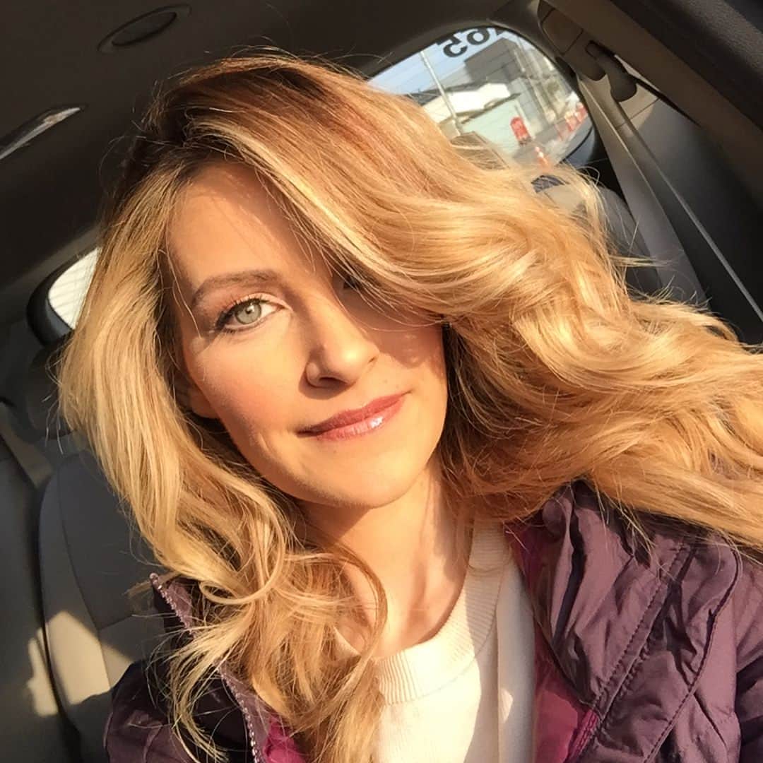 タニス・ベルビンのインスタグラム：「#tbt Pyeongchang 2018: As a new mom, having a hair/makeup team & feeling glam was a real treat, but it all starts with good skincare. That’s why I’m so grateful to have discovered @drunkelephant during my pregnancy, with safe and effective products I now can’t do without! Thank you to this wonderful company for allowing me to start and end every day with a little bit of luxury ❤️」