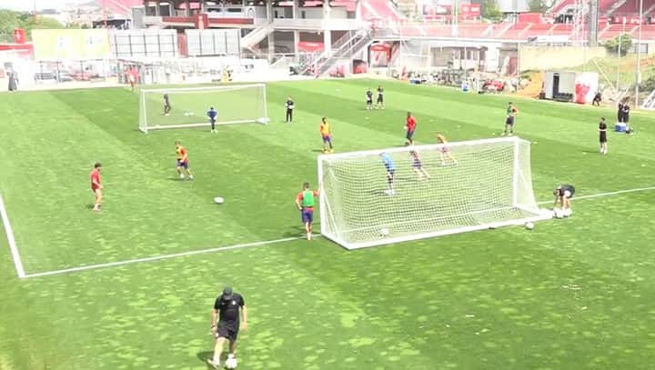 マルク・ムニエッサのインスタグラム：「Best goal ever 😂🤕」