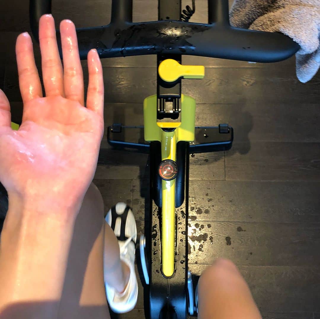 福田萌子さんのインスタグラム写真 - (福田萌子Instagram)「【Inside triathlon day】 🏊‍♀️水泳1.5km🚴‍♀️自転車40km🏃‍♀️ラン10km。 お天気の悪い日や、滞在中のホテルで時間があるとたまにする室内トライアスロン！ ・ スピニングバイクだと脚を常に回さないと距離が換算されないので、外でロードバイクを乗るよりも時間がかかる。。。おかげで負荷をかけるので良いトレーニングになります。 そして、しっかり自転車を漕いだ脚をそのままにしておくのは勿体無いので、すぐにランニング‼️ クールダウンも兼ねてプールでのんびり泳いだらオリンピックディスタンスの完成っ。 ・ 水泳の順番が最後になっちゃったけど、雨の日の室内ワークアウトを存分に楽しみました✅✨ ・ #triathlon #insidetriathlon」4月26日 21時36分 - moekofukuda