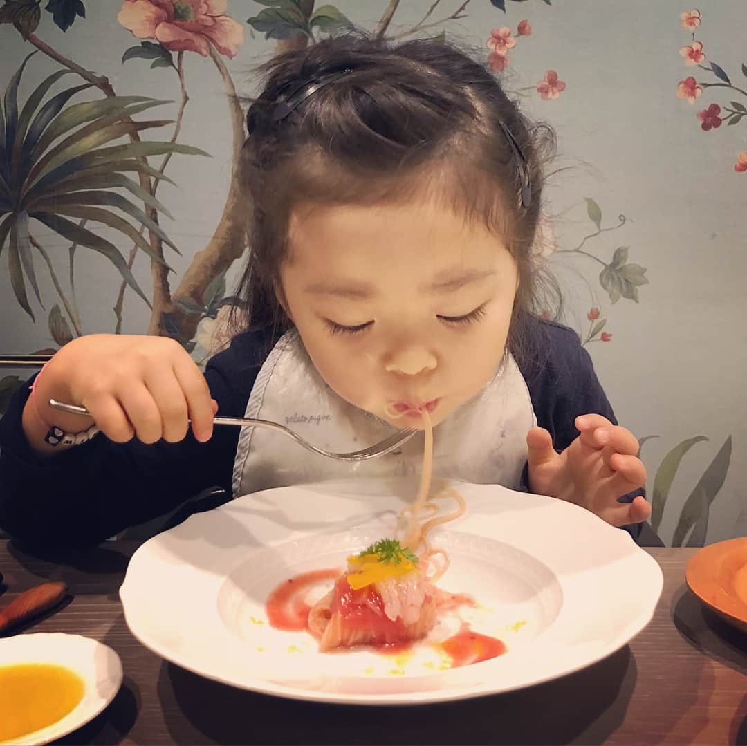 中岡由佳さんのインスタグラム写真 - (中岡由佳Instagram)「早く大人になりたい！最近の娘の口癖。今夜はレストランで大人と同じフルーツトマトのカッペリーニを食べました♡ #3歳 #娘」4月26日 21時57分 - yuka_nakaoka