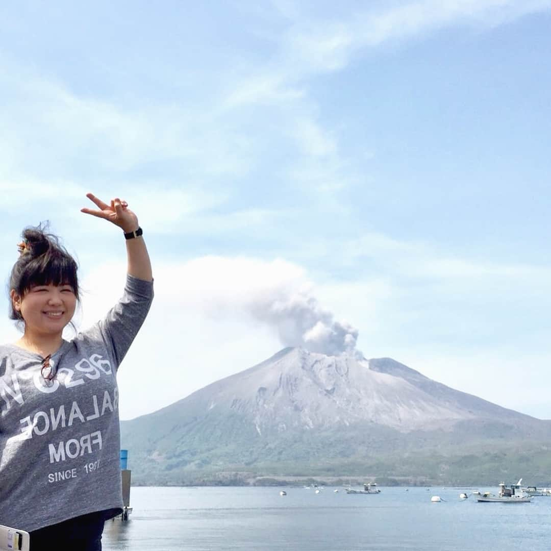 馬場園梓さんのインスタグラム写真 - (馬場園梓Instagram)「yeah  yeah〜‼︎ 先日、 おばあちゃんと、  鹿児島の田舎に帰りました♪  おじいちゃんと結婚してからは大阪で暮らしていたので、 しょっちゅうは田舎に帰れなかったおばあちゃん。  久しぶりに兄弟に会えてとっても嬉しそうでした♪  わたしも、 親戚の皆様には随分お世話になり、 美味しいものをたくさん食べさせていただいて、 それはもう幸せでした˚✧₊ それから、、、 わたしの唐揚げ好きは、 おばあちゃんゆずりです🍗  ルン♪  #yeah  #happy  #nice #鹿児島 #桜島 #田舎 #里帰り  #おばあちゃん #唐揚げ #兆楽  #2人でこの量 #球体  #ご機嫌 #ルン♪」4月26日 22時00分 - babazonoazusa