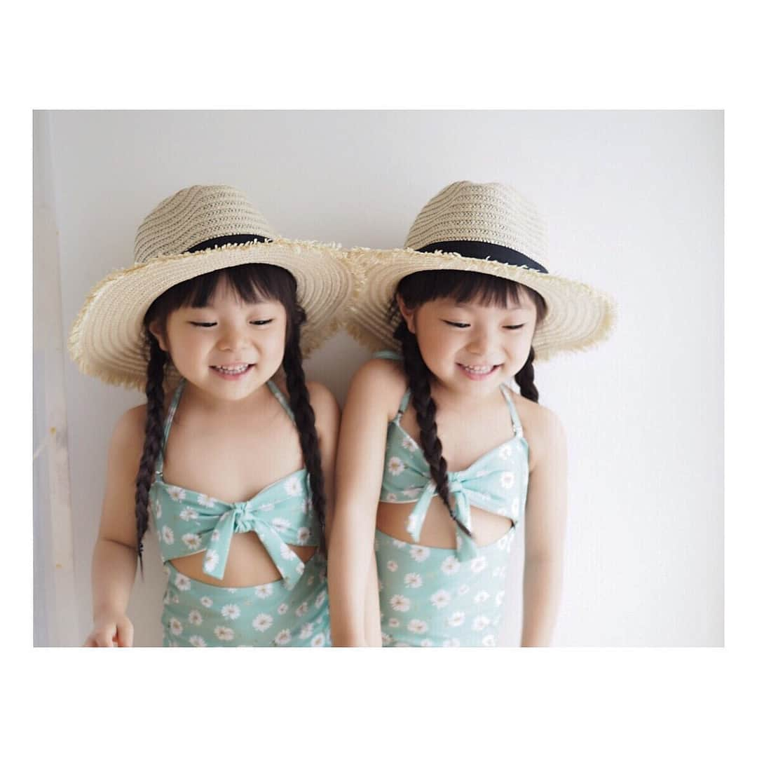 Yukiさんのインスタグラム写真 - (YukiInstagram)「色気は全然ないけれど😆💕 子どもの水着姿が好き(o^^o)♡ 暖かい日が続いて、夏ものの👙が気になるー✨✨ @urbancherry_ さんのオリジナル水着が可愛すぎる♡  ヘアリボン🎀もセットで、モノキニでぽっこりお腹も可愛く見えるかなっ😆💕 帽子は @3coins_official  帽子も水着もプチプラなのに可愛いので嬉しいです♡」4月26日 22時54分 - yukikuu96