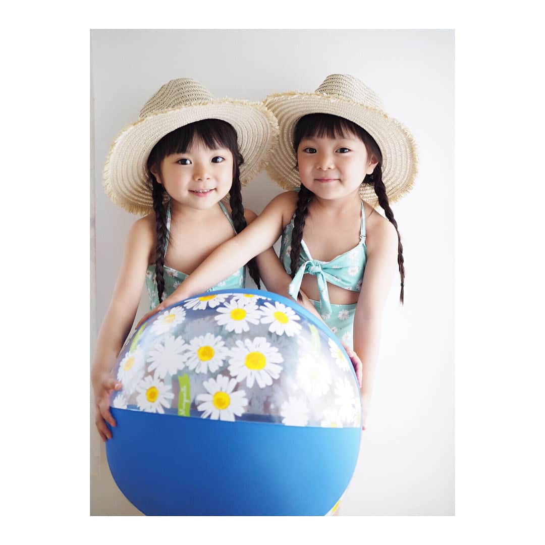 Yukiさんのインスタグラム写真 - (YukiInstagram)「色気は全然ないけれど😆💕 子どもの水着姿が好き(o^^o)♡ 暖かい日が続いて、夏ものの👙が気になるー✨✨ @urbancherry_ さんのオリジナル水着が可愛すぎる♡  ヘアリボン🎀もセットで、モノキニでぽっこりお腹も可愛く見えるかなっ😆💕 帽子は @3coins_official  帽子も水着もプチプラなのに可愛いので嬉しいです♡」4月26日 22時54分 - yukikuu96