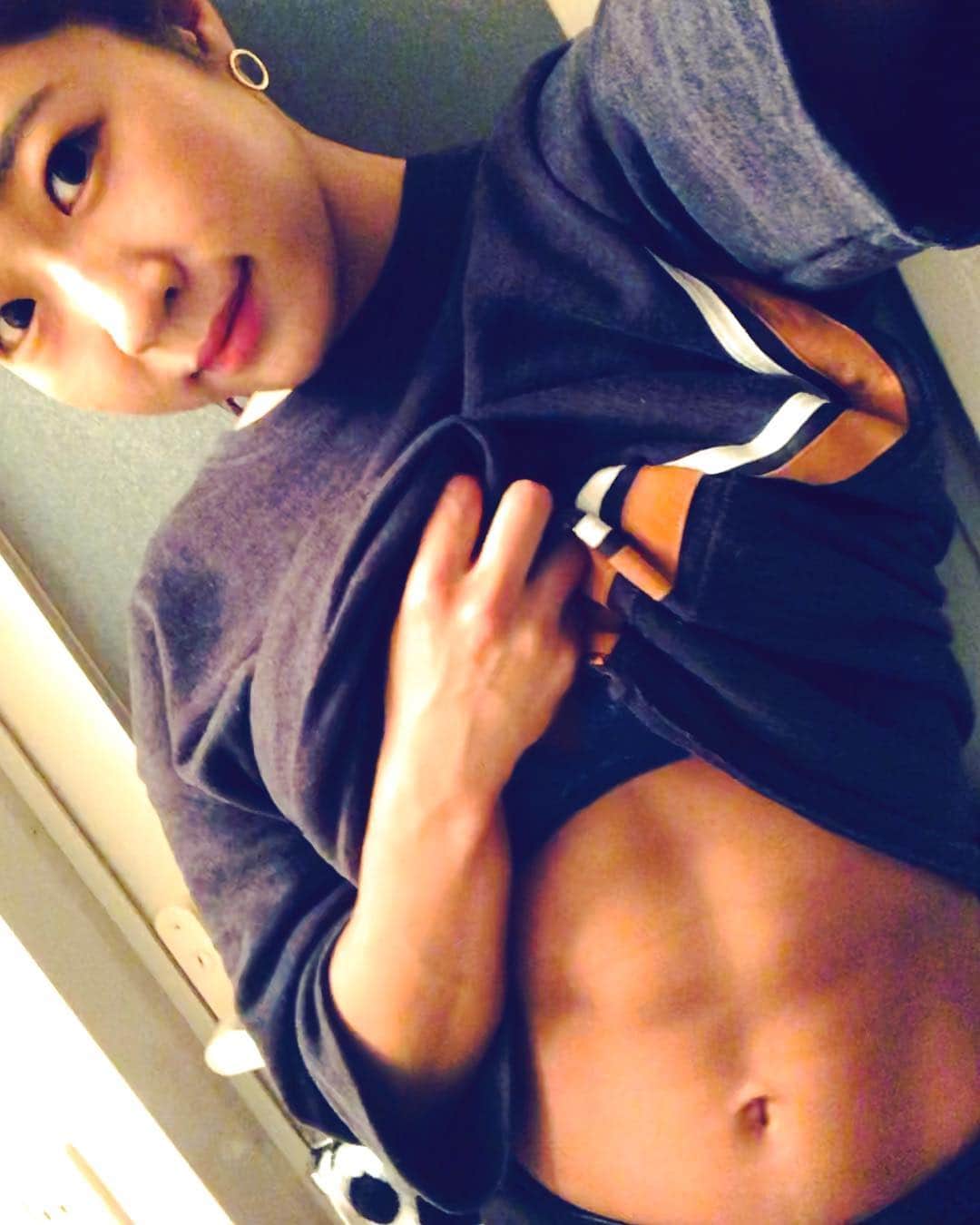 Chiharuのインスタグラム：「腹筋お久しぶり♡体重もすいすい落ちてて順調かな？！ 早くチートデイを迎えたい🧚‍♂️ 、 、  #workout #fit #fitness #Love #diet #abs  #japanesegirl #fitnessgirl #fitnessmotivation #absgirl #follow #followme #gym #tokyo  #筋トレ #フィットネスビキニ #筋トレ女子 #フィットネスモデル #バルクアップ #減量中 #ダイエット #トレーニング女子 #腹筋女子 #トレーニング #パーソナルトレーニング #フォロー #赤坂ジム #美脚ジム」