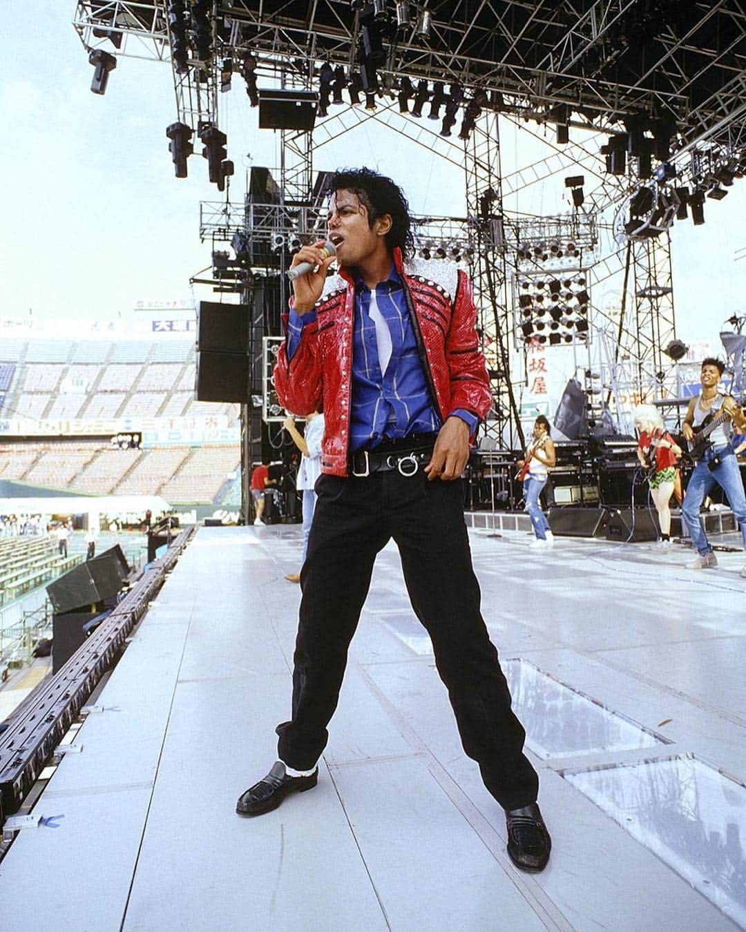 マイケル・ジャクソンさんのインスタグラム写真 - (マイケル・ジャクソンInstagram)「#TBT: Michael on stage during sound check for the Bad World Tour.」4月27日 1時12分 - michaeljackson