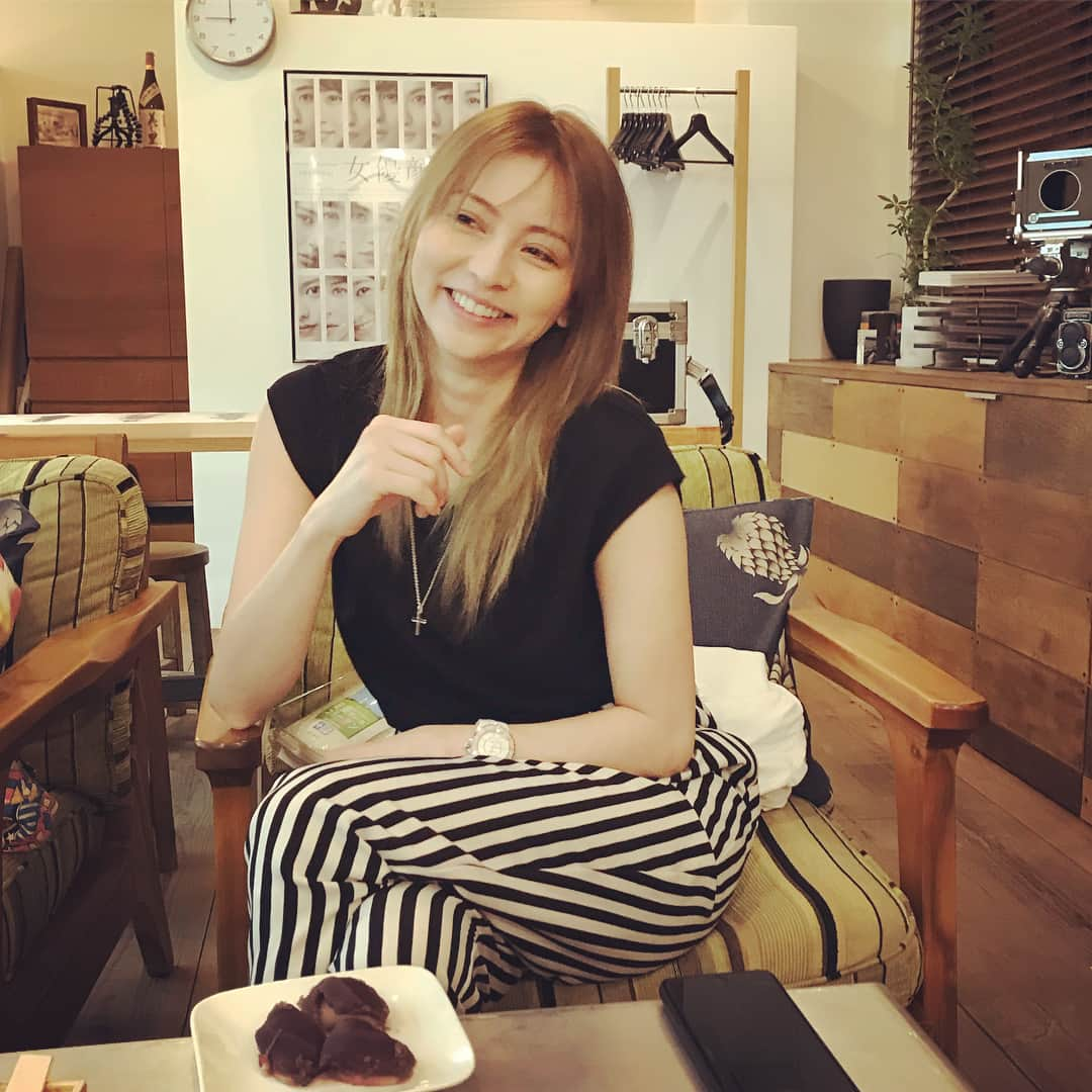 香里奈さんのインスタグラム写真 - (香里奈Instagram)「トミトリです。 香里奈ちゃんが差入れに持ってきてくれた“赤福”でどっちが美味しそうに撮れるかコンテスト始めました。ロールケーキ勝負で負けたのがよほど悔しかったのか、今回この人マジです！笑 得票まさかの2対1で俺負けた… 俺いちおうプロなのに… #楽勝だと思ってたのに #赤福愛の差か？ #この超負けず嫌いが！ #腕上げやがったな #めっちゃ喜んでるし #香港へ向けてのミーティング #なぜいつも深夜になる？ #僕のせいではありません #ずっと喋ってる人がいます笑 #赤福餅 #差入れありがとう #香里奈 #G香里奈 #karina #PARCO #富取正明 #ギャンビット #gambit #masaakitomitori #photo #渋谷 #名古屋 #exhibition #香港 #KITEC #IAA #PuffinEntertainment #TGC」4月27日 1時39分 - karina_official_221